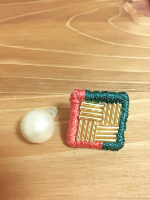 竹ビーズと刺繍の四角いバイカラーピアス 3枚目の画像