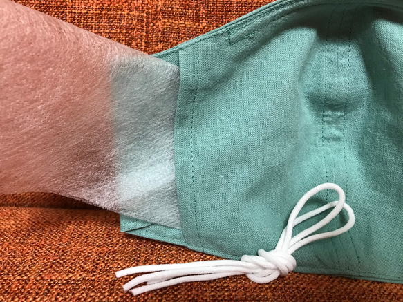 優しい緑色 Lサイズ リネン マスク ノーズワイヤー入り 不織布を入れるポケットがあります 保冷剤でもOK 緑 3枚目の画像
