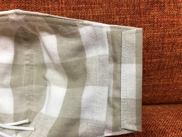 ベージュチェック柄 Lサイズ コットン マスク ノーズワイヤー入り 不織布を入れるポケットがあります 保冷剤でもOK 4枚目の画像