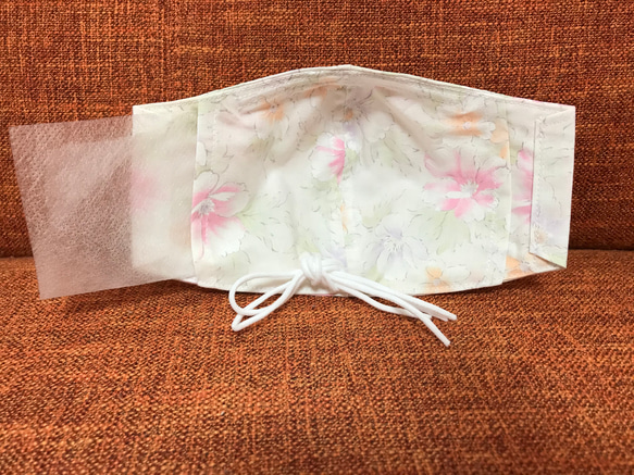 白 花柄 Mサイズ コットン マスク ノーズワイヤー入り 不織布を入れるポケットがあります 保冷剤でもOK 2枚目の画像