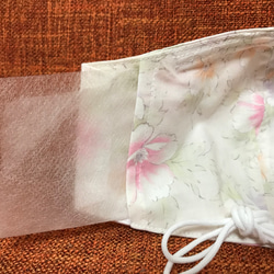 白 花柄 Mサイズ コットン マスク ノーズワイヤー入り 不織布を入れるポケットがあります 保冷剤でもOK 3枚目の画像