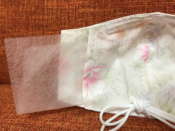 白 花柄 Mサイズ コットン マスク ノーズワイヤー入り 不織布を入れるポケットがあります 保冷剤でもOK 3枚目の画像