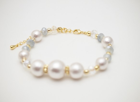 White cotton  pearl bracelet *Blue glass* 2枚目の画像