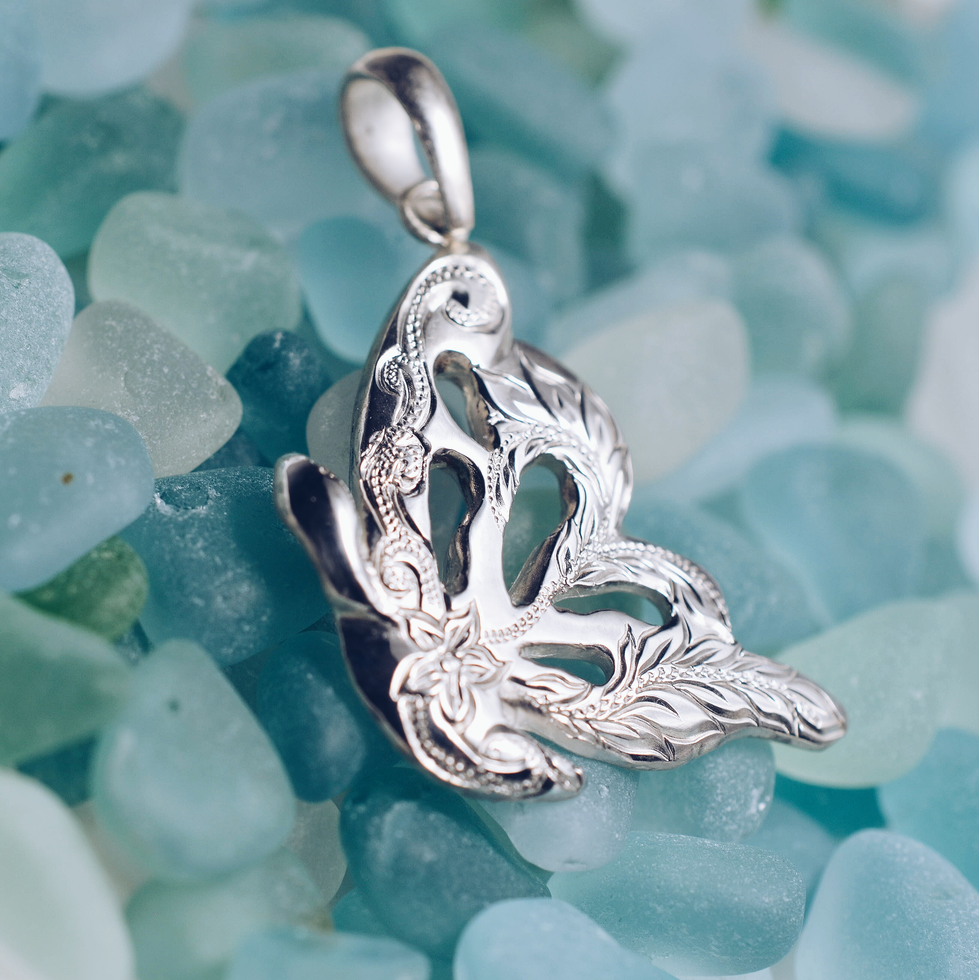 ハワイアンジュエリー　胸に羽ばたく蝶ペンダント