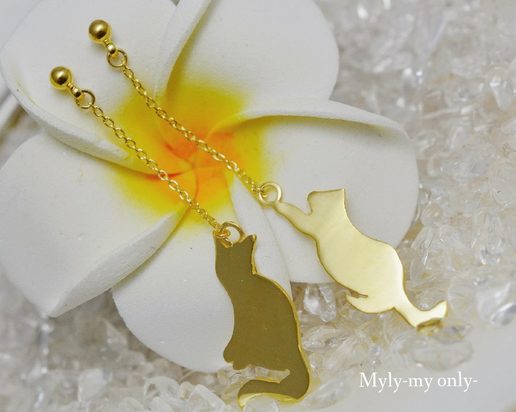 ネコのシルエット揺れるピアス