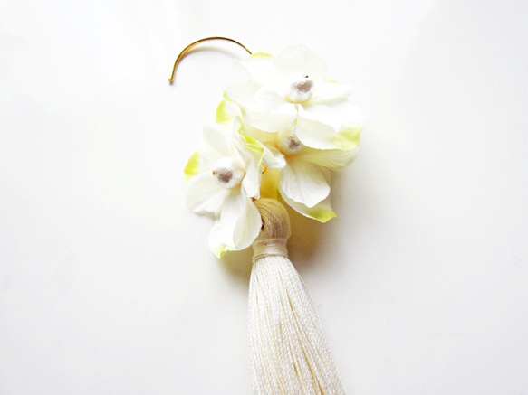 白い紫陽花のイヤーフック 3枚目の画像
