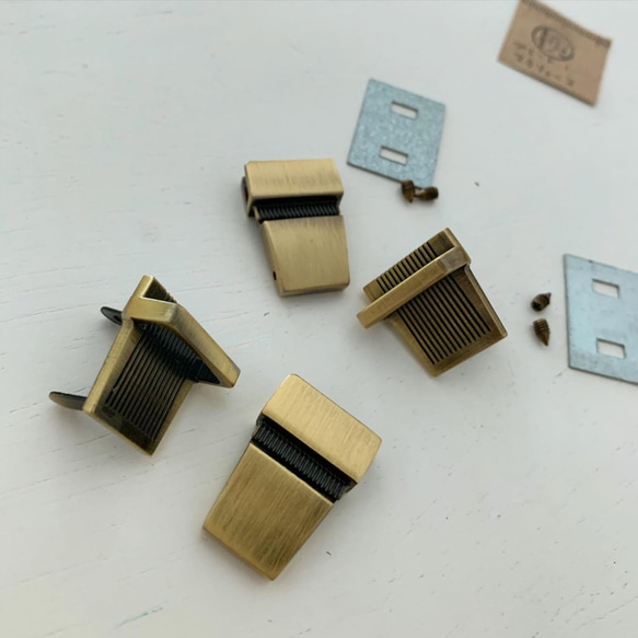 JK20A☆レザークラフト差し込み錠金具　約20×25mmアンティークゴールド/1組 2枚目の画像