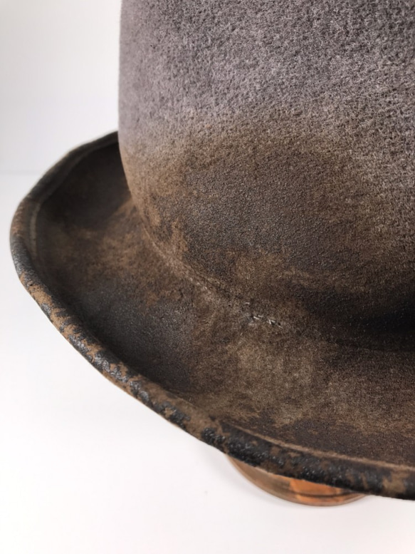 [三角形帽]帽子在孔眼裝飾品的灰兔破 第3張的照片