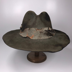 【Triangles Hat 】グレイのラビット素材・羽根飾りの中折れハット 4枚目の画像