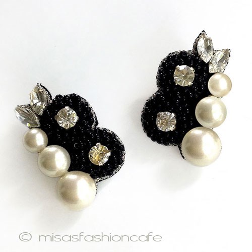 【SPARKL スパークル】　ブラックフローラル　ビーズ　イヤリング　ピアス　レザー裏面 軽量 コスチュームジュエリー