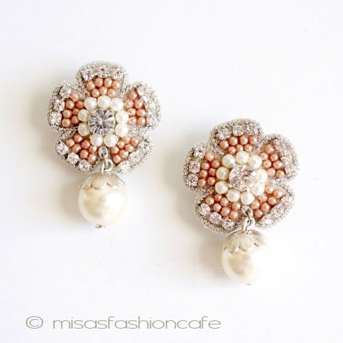 【SPARKL スパークル】　ベージュパールの花　ピアス/イヤリング　・　裏面レザー　　卒業式・入学式・結婚式に　母の日