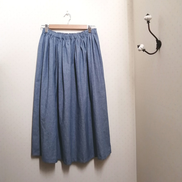 ギャザーたっぷりコットンダンガリーのスカート　ライトブルー 1枚目の画像
