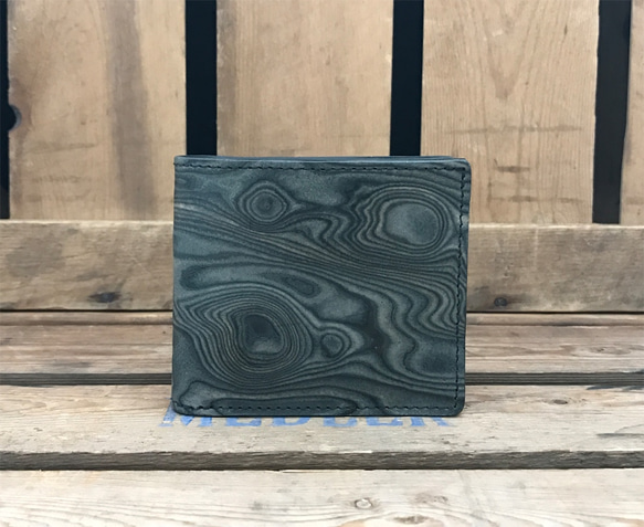 マグネット スキモレザー 二つ折り財布 ウッドブラック 唯一無二のレザー 1枚目の画像