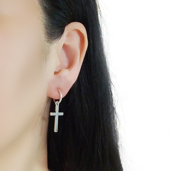 男士耳環/流行的BTS銀色十字架無孔耳環/時尚十字架耳環/假耳環 第2張的照片