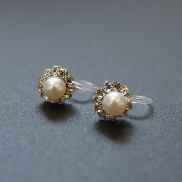 白珍珠耳環，水晶無穿孔耳環，流行無痛樹脂耳環，黃金，婚禮，水鑽 第9張的照片