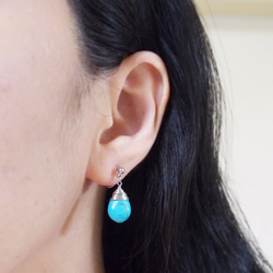 【天然石綠松石無孔耳環】不易受傷的藍色樹脂耳環，流行的穿孔式淚珠綠松石耳環 第2張的照片