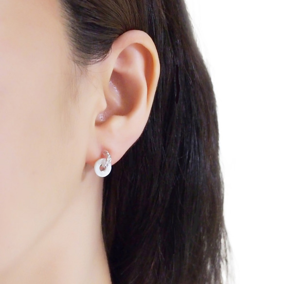 珍珠母無孔耳環 無痛白珍珠貝殼圈形耳環 流行銀樹脂耳環 Miyabi Grace 第3張的照片