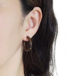 棕色木圈式耳環/無孔耳環/木質/樹脂耳環/棕色/ MiyabiGrace 第2張的照片
