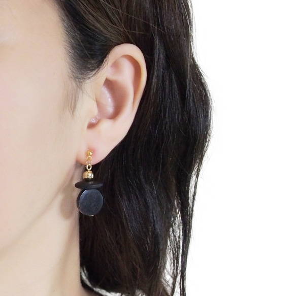 木耳環鏤空黑色木製圖案黑色無孔耳環搖擺時尚樹脂耳環 第2張的照片