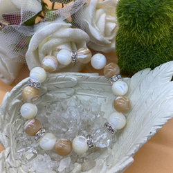 ２色のマザーオブパール&宝石質A５ランク水晶①  天然石ブレス　母性・子育て・家庭運・恋愛結婚運をサポート 3枚目の画像
