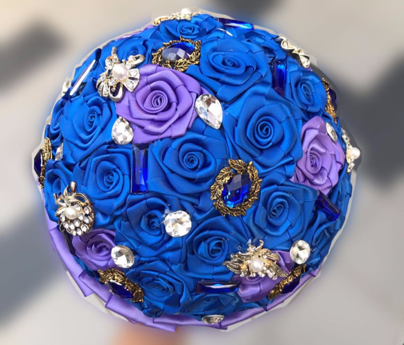 手工豪華珠寶緞帶捧花-高貴深紫藍 第1張的照片