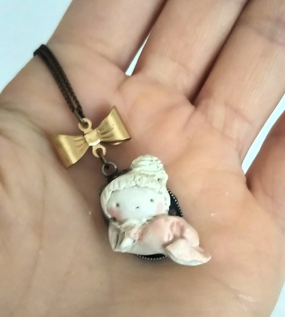 陶製の小さな天使のネックレス 4枚目の画像