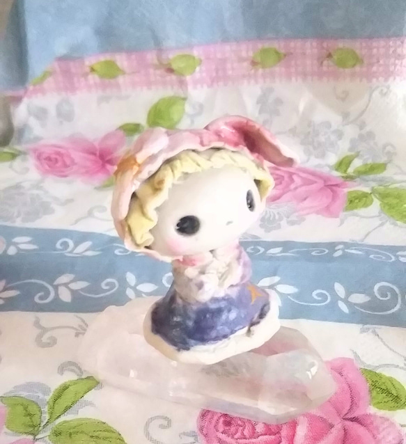 うさみみずきんちゃんの陶製ドール 2枚目の画像