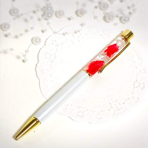 本物カーネーションのプリザーブドフラワーを綴じ込めたハーバリウム