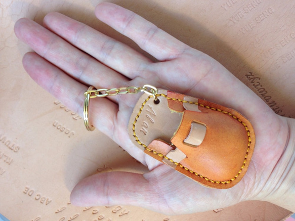 WHAT ELSE 手作皮革 鑰匙圈-勃肯鞋鑰匙圈-橙色-客製化 刻字 植鞣革 集線器 情人節禮物 第3張的照片