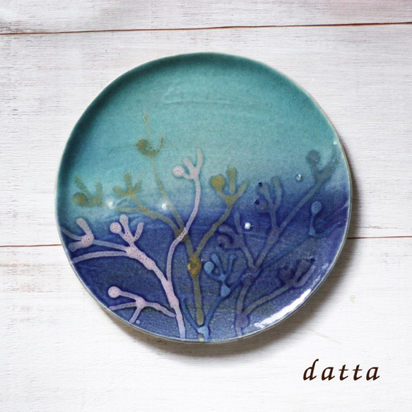 ご結婚祝いのプレゼントに/沖縄の海の珊瑚の陶板プレート/藍色/7寸皿/やちむん 1枚目の画像