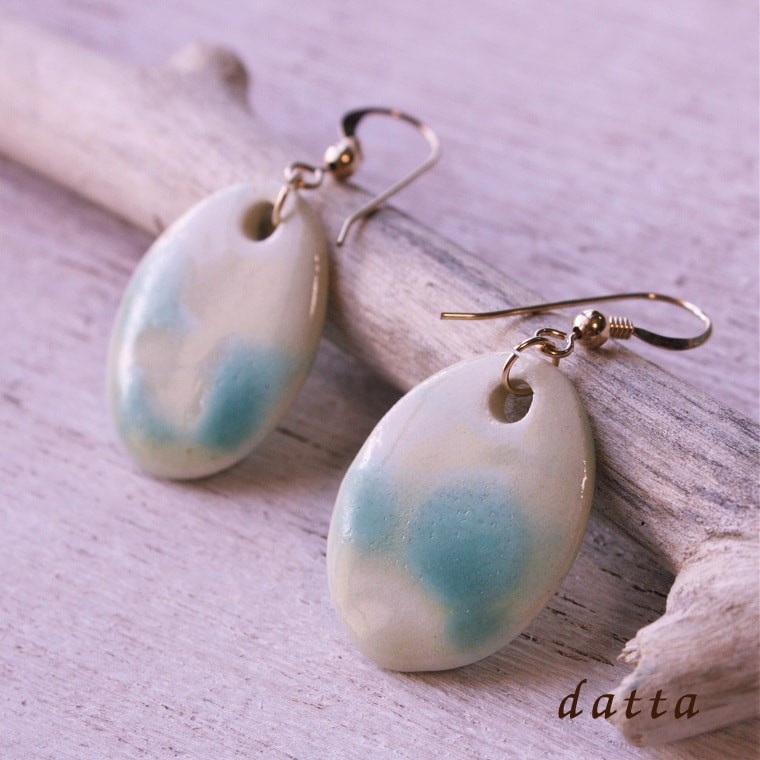 沖縄の白い砂浜と波のピアス 14kgf イヤーアクセサリー 陶器【ボックス付】