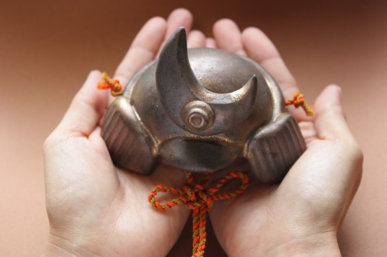 コンパクトサイズのアート兜/室内に飾るおしゃれな陶器の兜【ボックス付】端午の節 子供の日句