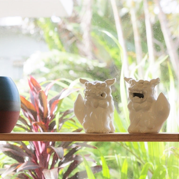 縁起の海砂のシーサー 白色 ペア 置物 玄関 沖縄産 立ちシーサー