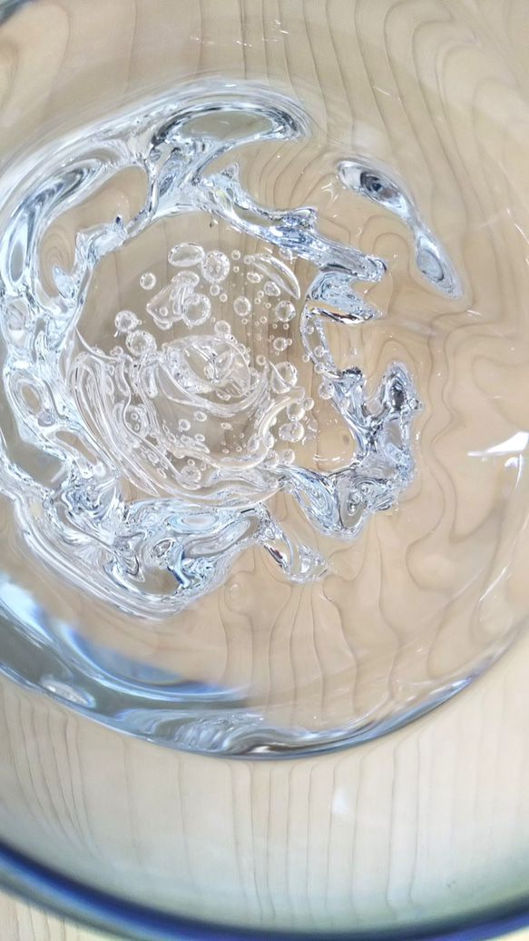 水中から見上げる泡を閉じ込めたみたいなグラス 1枚目の画像
