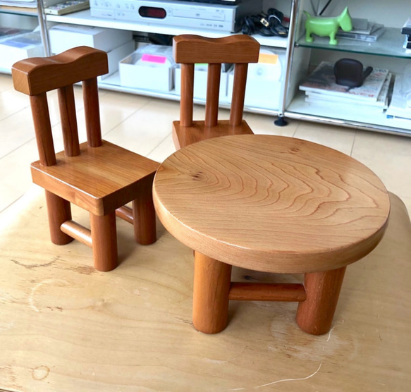 イスと丸テーブル（北海道カツラ材）未使用保管品　ヴィンテージ 3枚目の画像