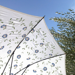 白いレースの日傘　青い花刺繍 2枚目の画像