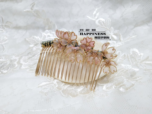 水晶花系列【SAKURA櫻花髮梳】(珠光綠珍珠)原價1580元，優惠價1100元/免運 第3張的照片