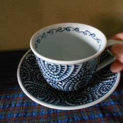 染め付け手描き、タコ唐草コーヒー碗 1枚目の画像