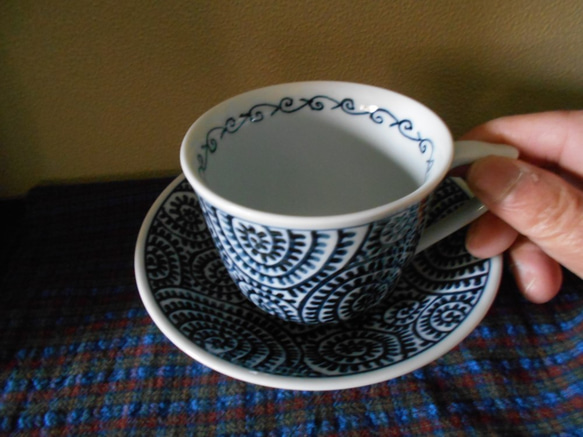 染め付け手描き、タコ唐草コーヒー碗 1枚目の画像