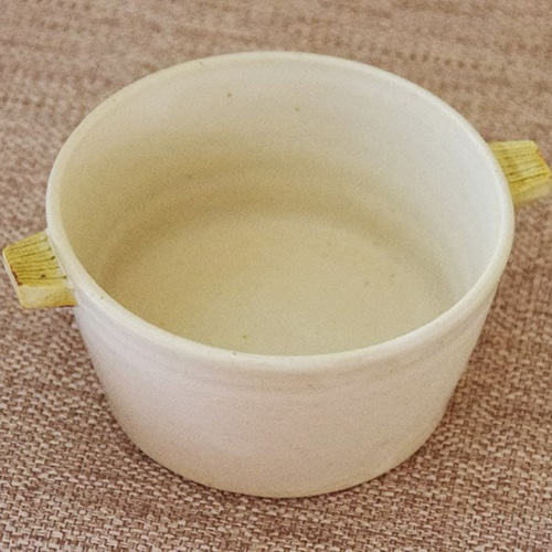 出西窯クリーム色 蓋付きスープ椀 陶器製 クリーム色の耳付きスープ