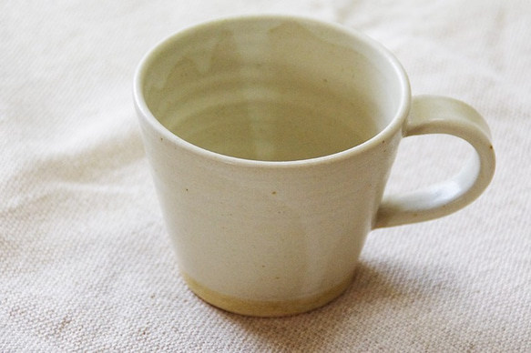 クリームベージュ色のマグカップ 2枚目の画像