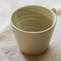 クリームベージュ色のマグカップ 3枚目の画像