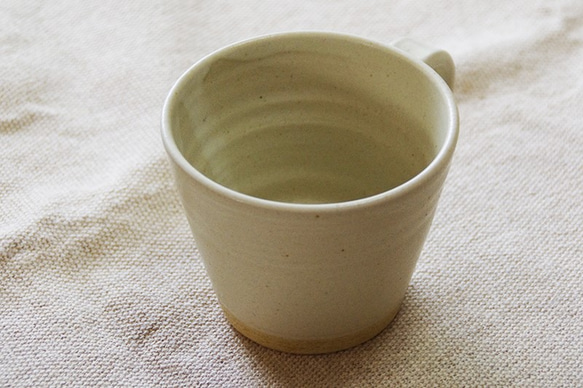 クリームベージュ色のマグカップ 3枚目の画像