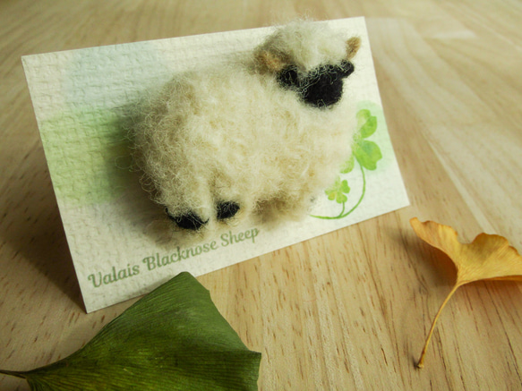 ヴァレーブラックノーズシープのブローチ ブローチ hinatabokko 通販