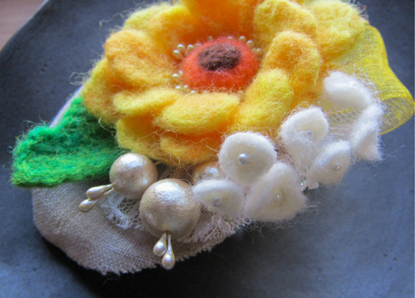 ガーベラと小花の春コサージュ 5枚目の画像