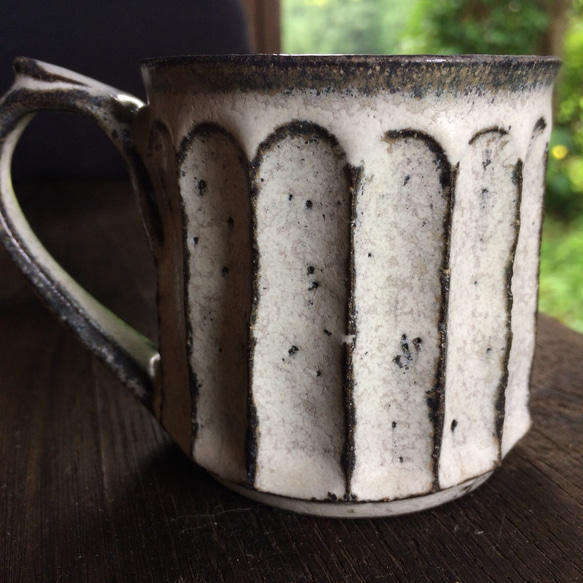 炭化白釉しのぎマグカップ 2枚目の画像
