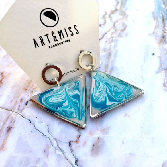 [Artemiss] 水藍的清唱・三角藝術油彩耳環 第4張的照片