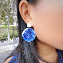 [Artemiss] 湛藍的流洩・大圓藝術油彩耳環 第2張的照片