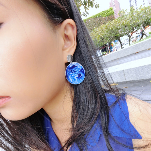 [Artemiss] 湛藍的流洩・大圓藝術油彩耳環 第3張的照片