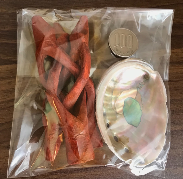 希少な【レッドアバロンシェル】&【天然木の台座】SET 2枚目の画像